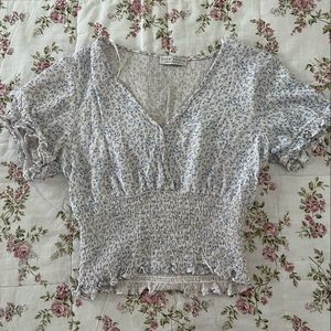 this top is very flattering and cinches your waist!